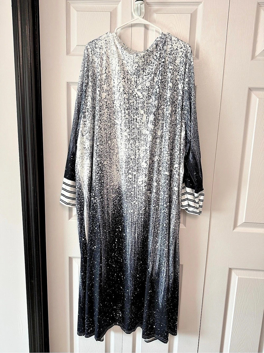 Woman’s Abstract Print Lounge Robe - Picture 2 of 8